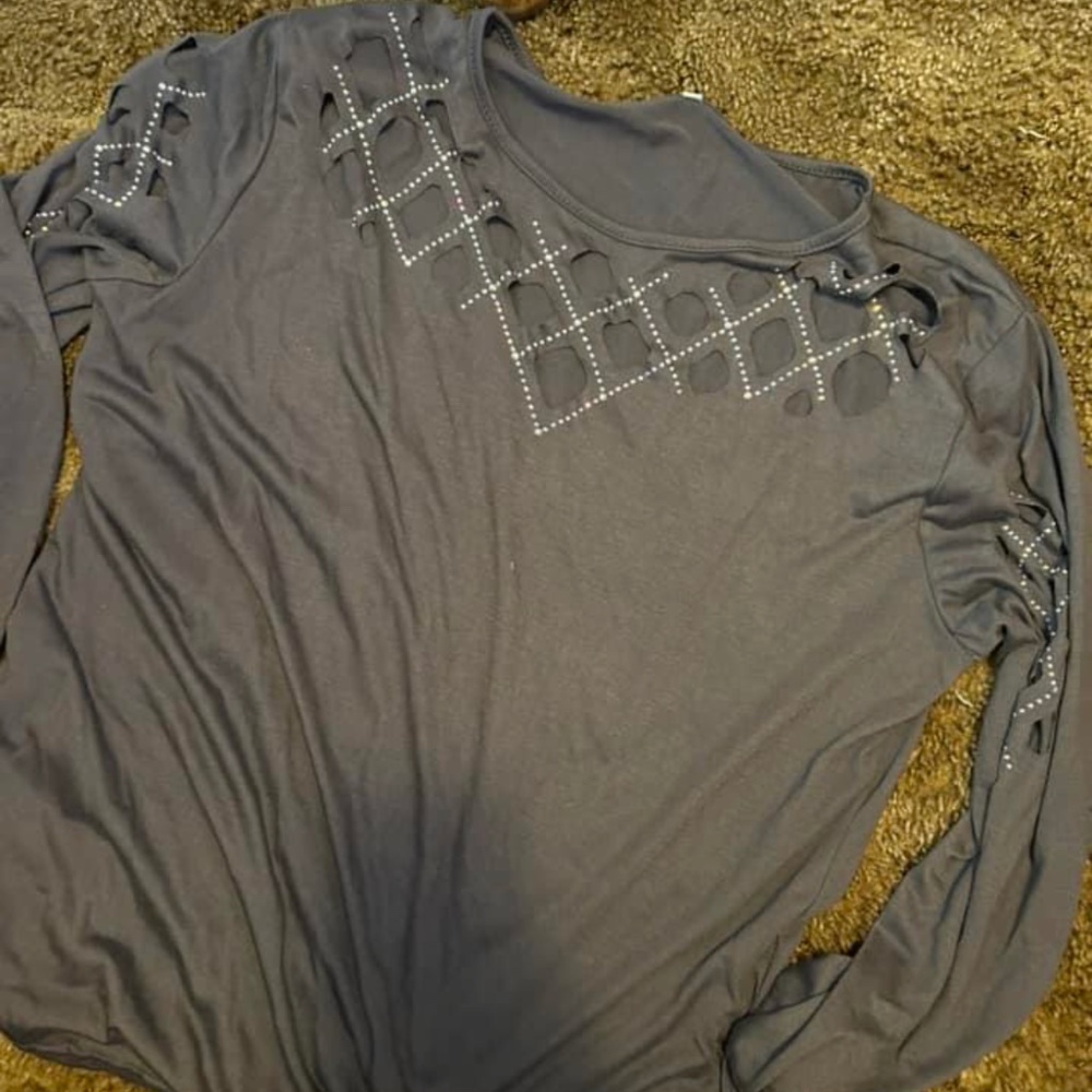 gray top with design